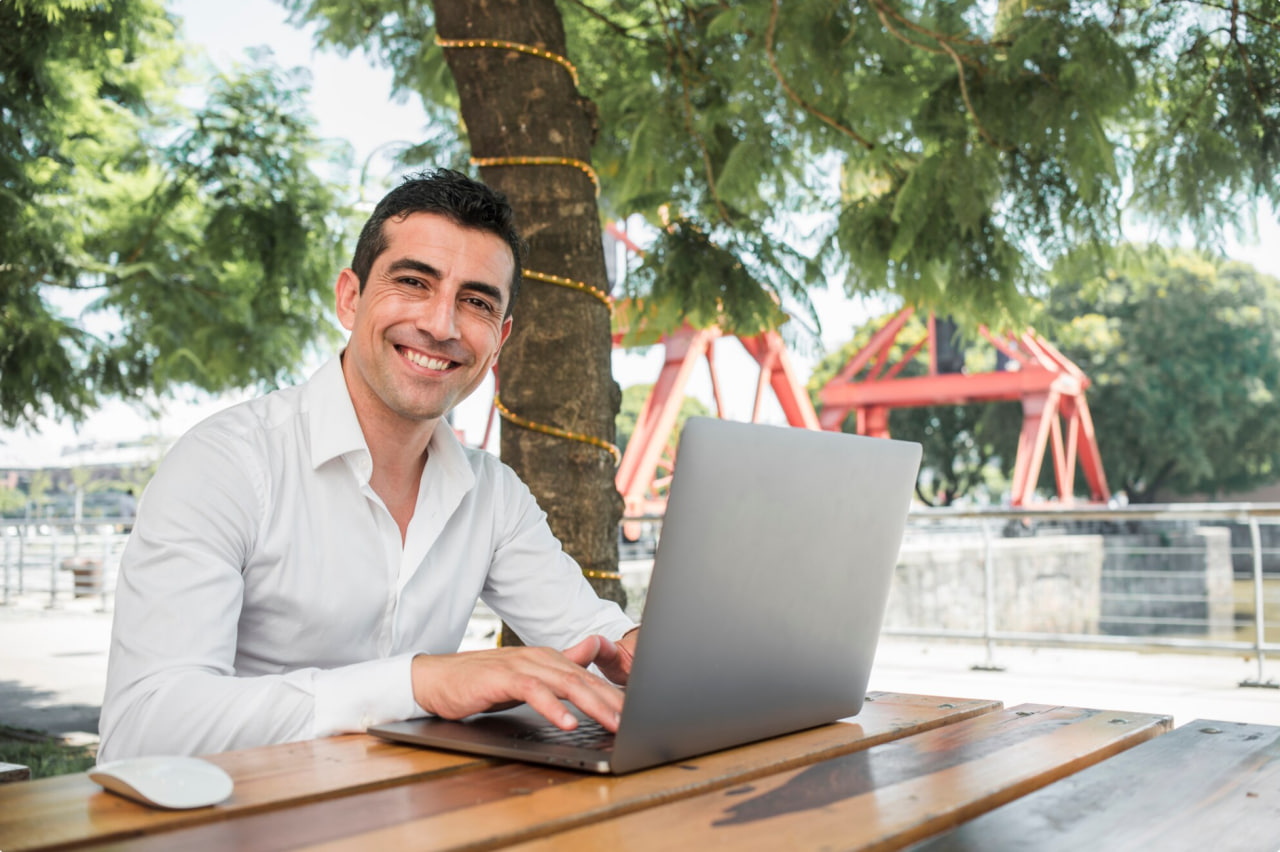 Persona trabajando desde casa